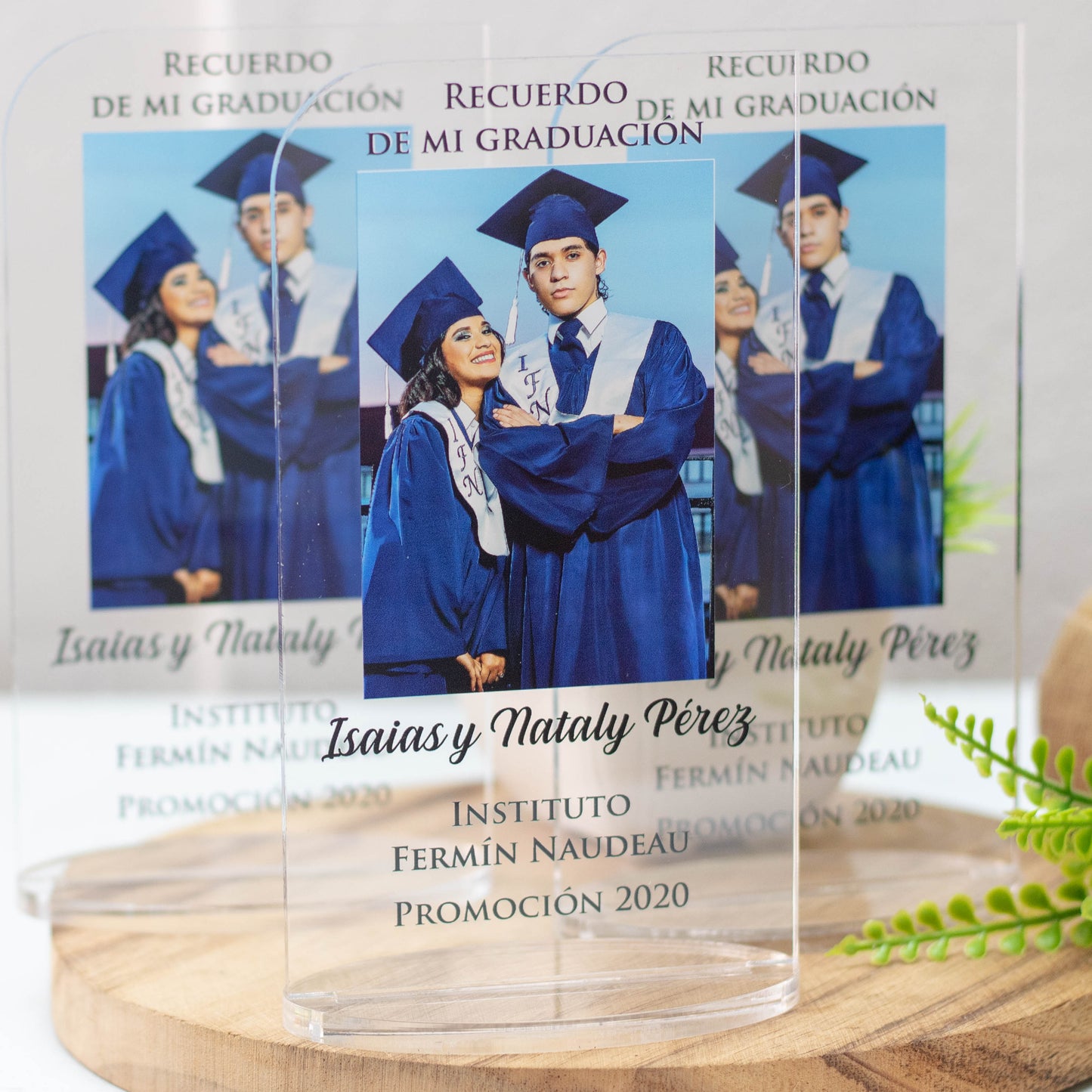 COD. 702 - Min i- Recuerdo de Graduación en Acrílico Clásico