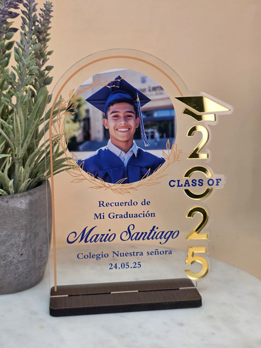 COD. 711 -  Recuerdo de Graduación en Acrílico con Letras Doradas