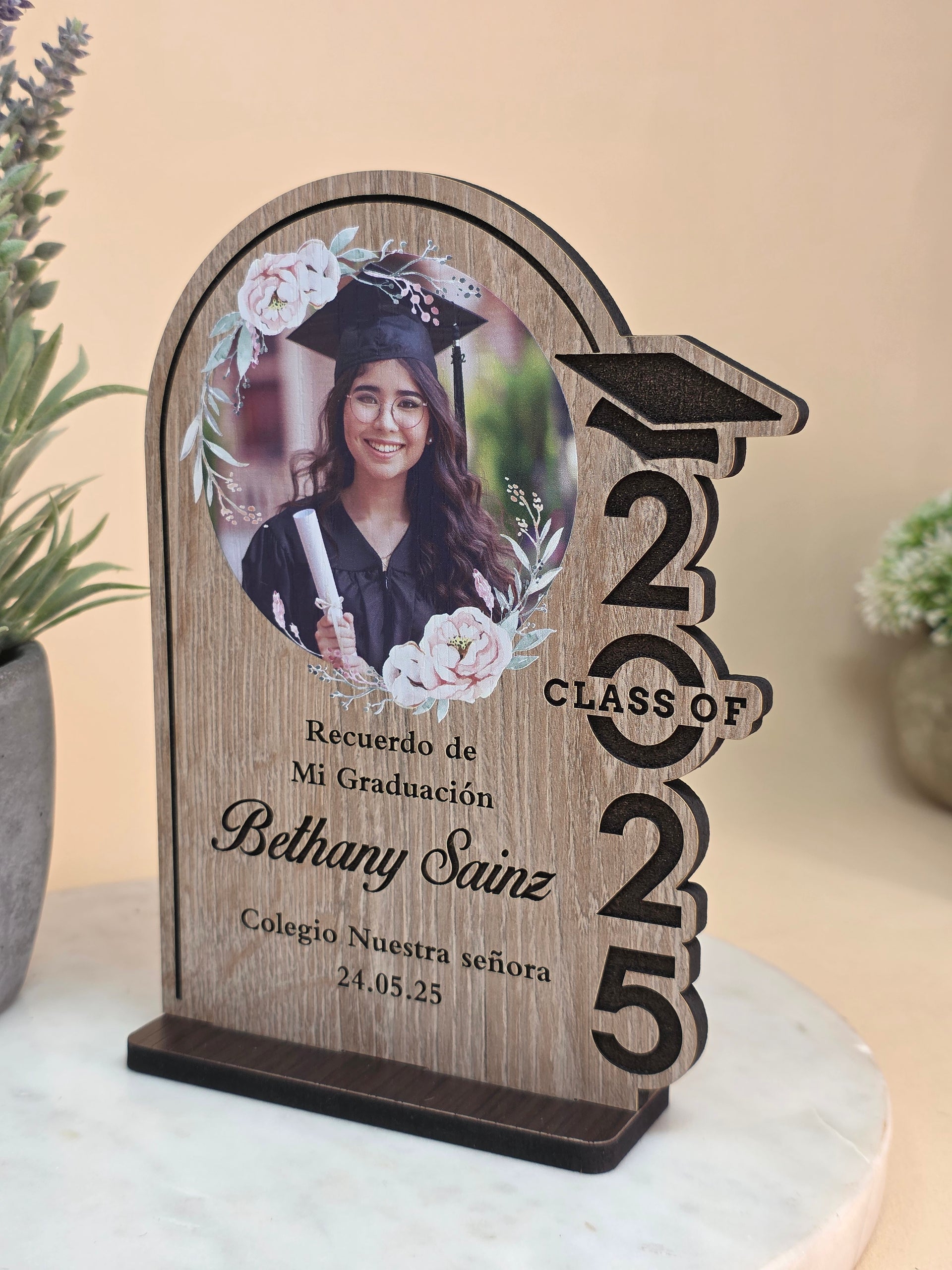 COD. 710 - Recuerdo de Graduación en MDF con Letras Grabadas, image size:1920x2560