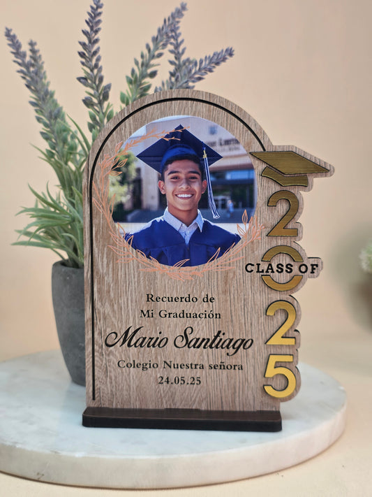 COD. 709 -  Modelo Arco Premium – Recuerdo de Graduación en MDF + Letras Doradas Incrustadas