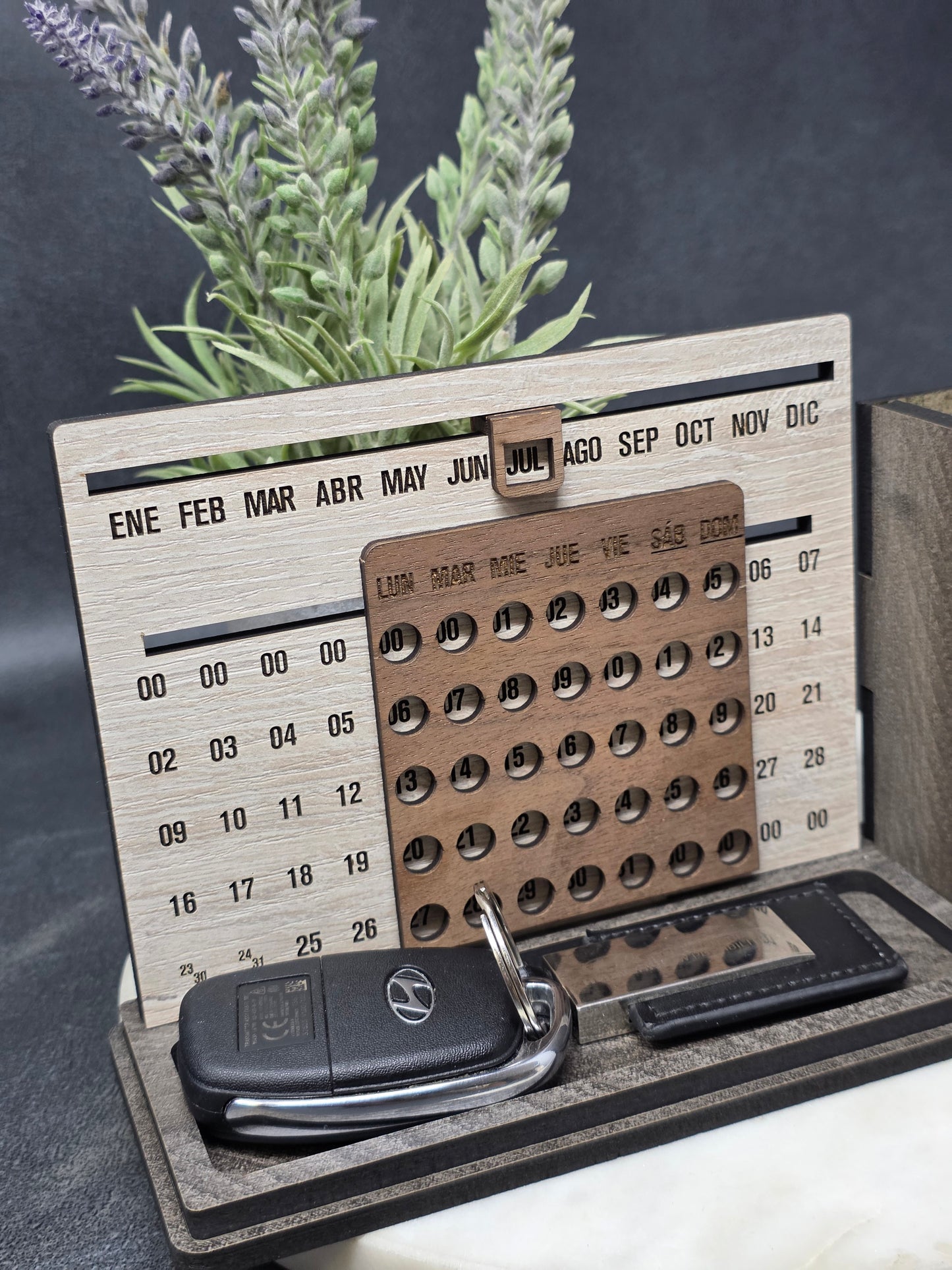 Detalle del calendario universal en madera con espacios para llaves y accesorios