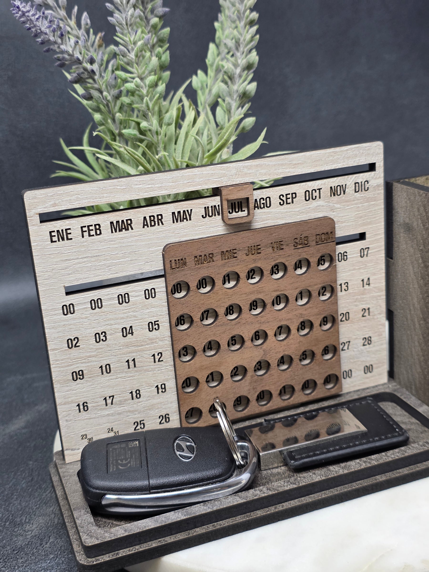 Detalle del calendario universal en madera con espacios para llaves y accesorios