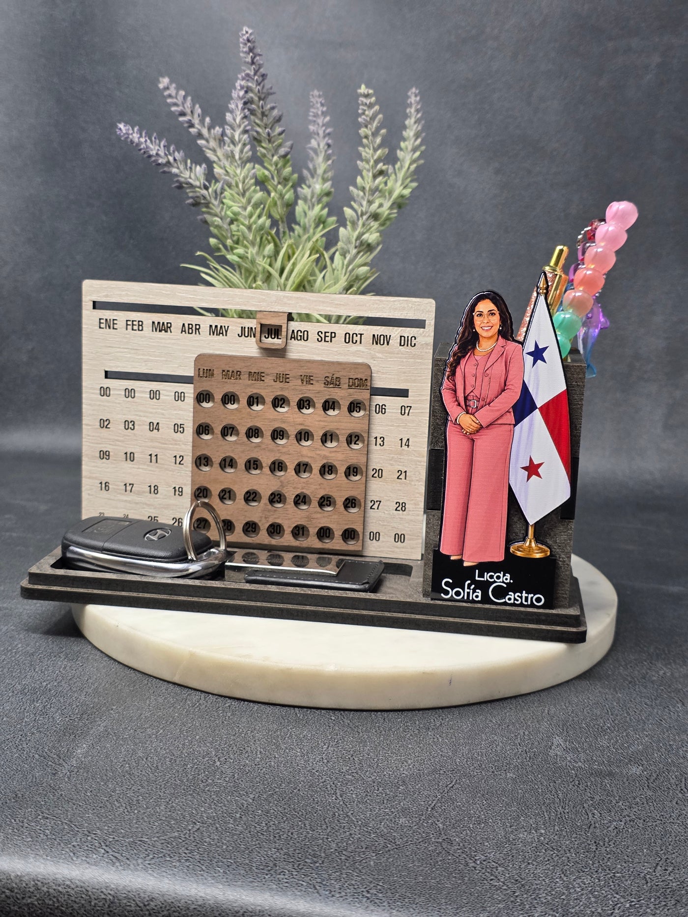 Organizador de escritorio personalizado con calendario universal en madera