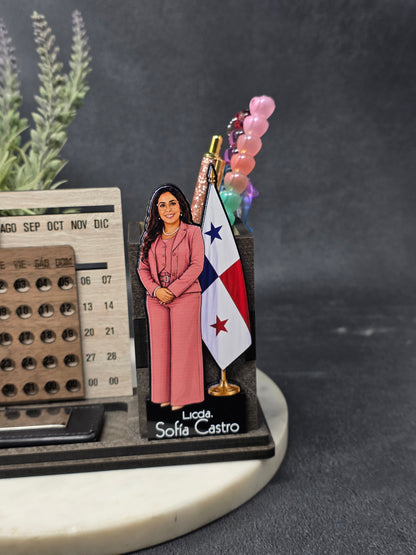 Detalle personalizado del organizador de escritorio con figura y nombre