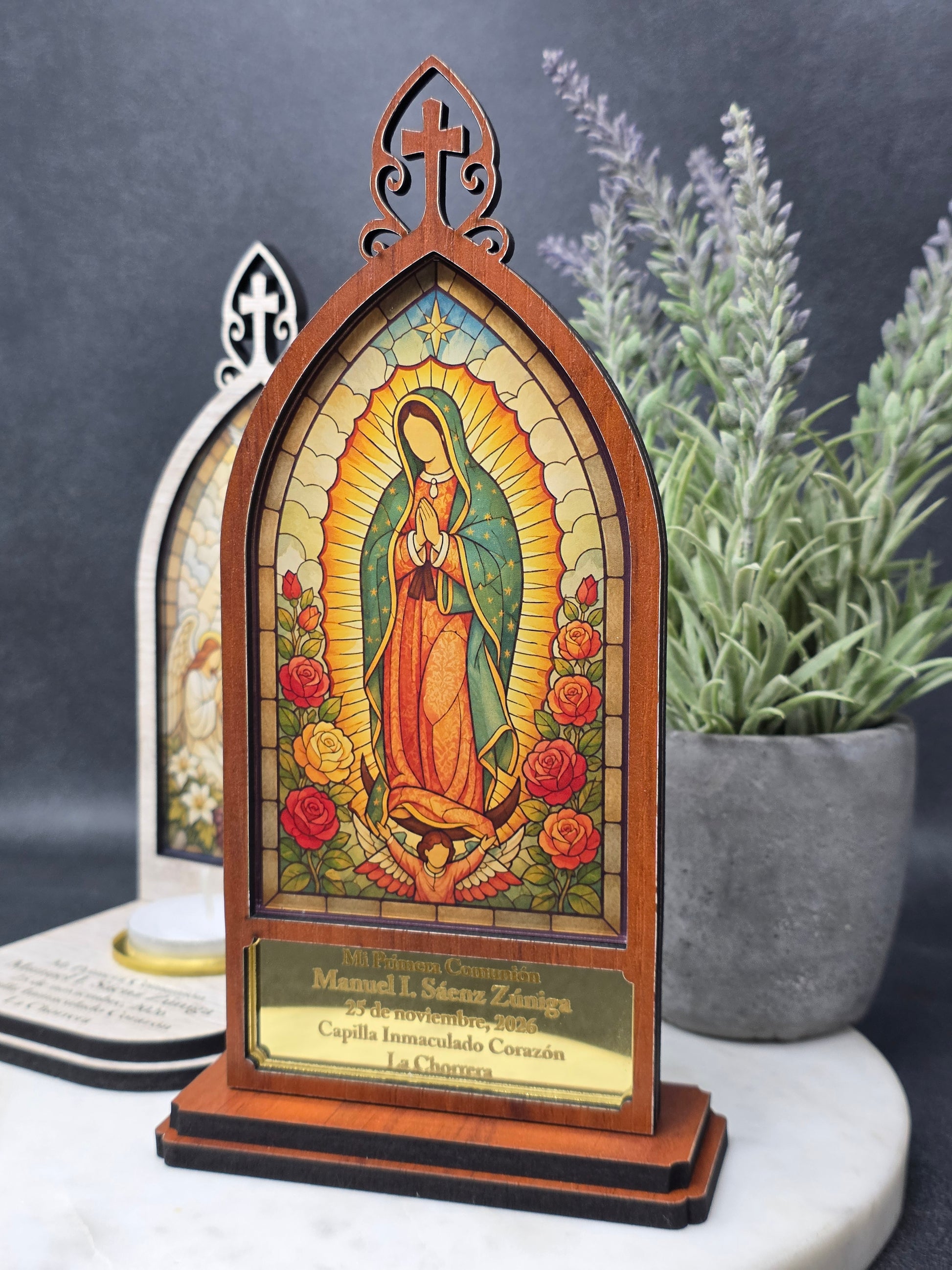 Detalle del diseño personalizable del vitral devocional alto