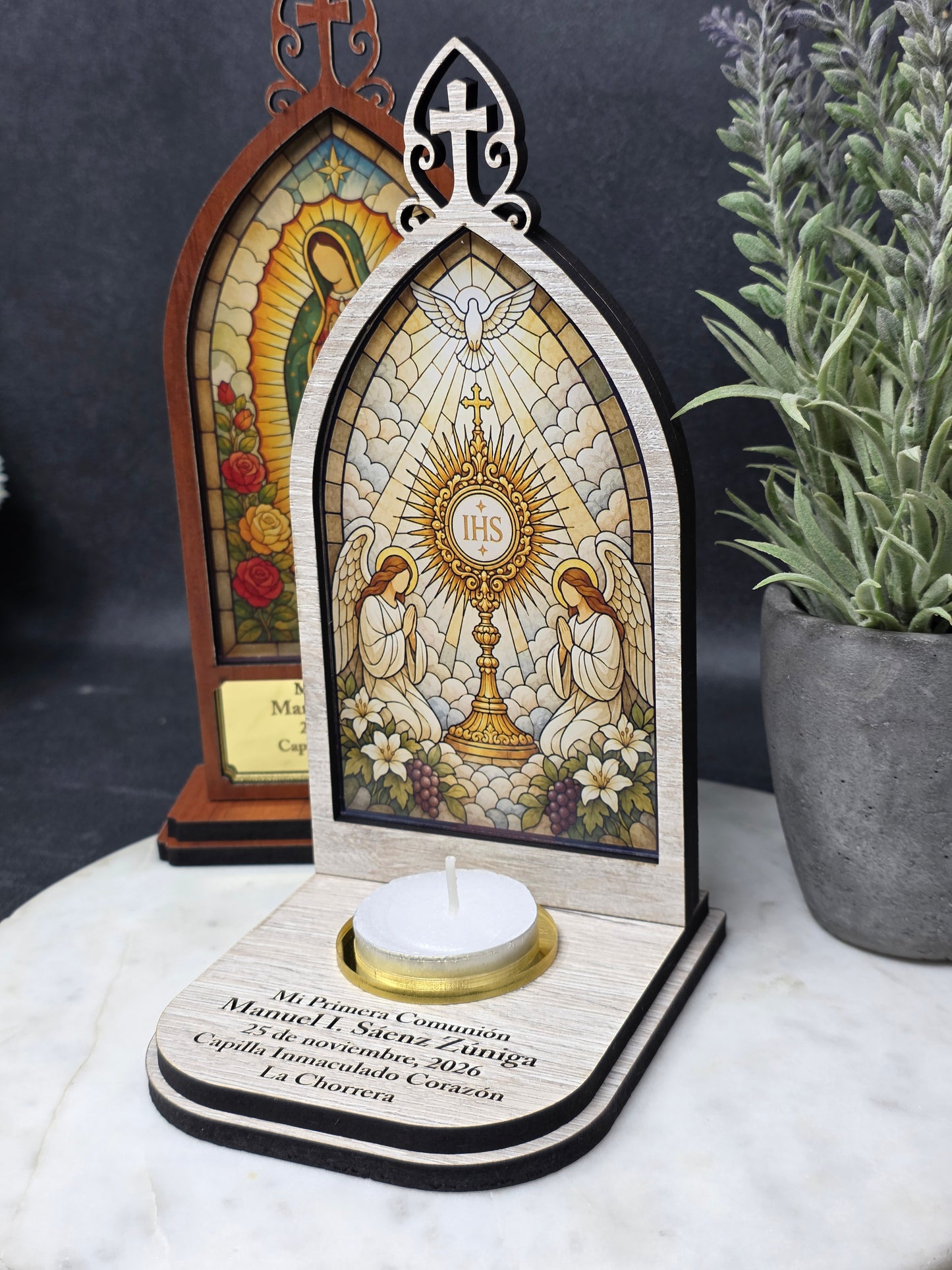Vista completa del vitral personalizable con portavela