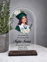 Recuerdo de graduación en acrílico con foto y flores blancas; diseño personalizable.