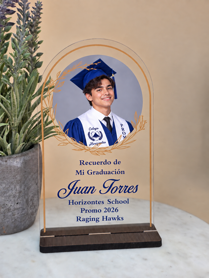 Recuerdo de graduación en acrílico con foto y laurel dorado; diseño personalizable.