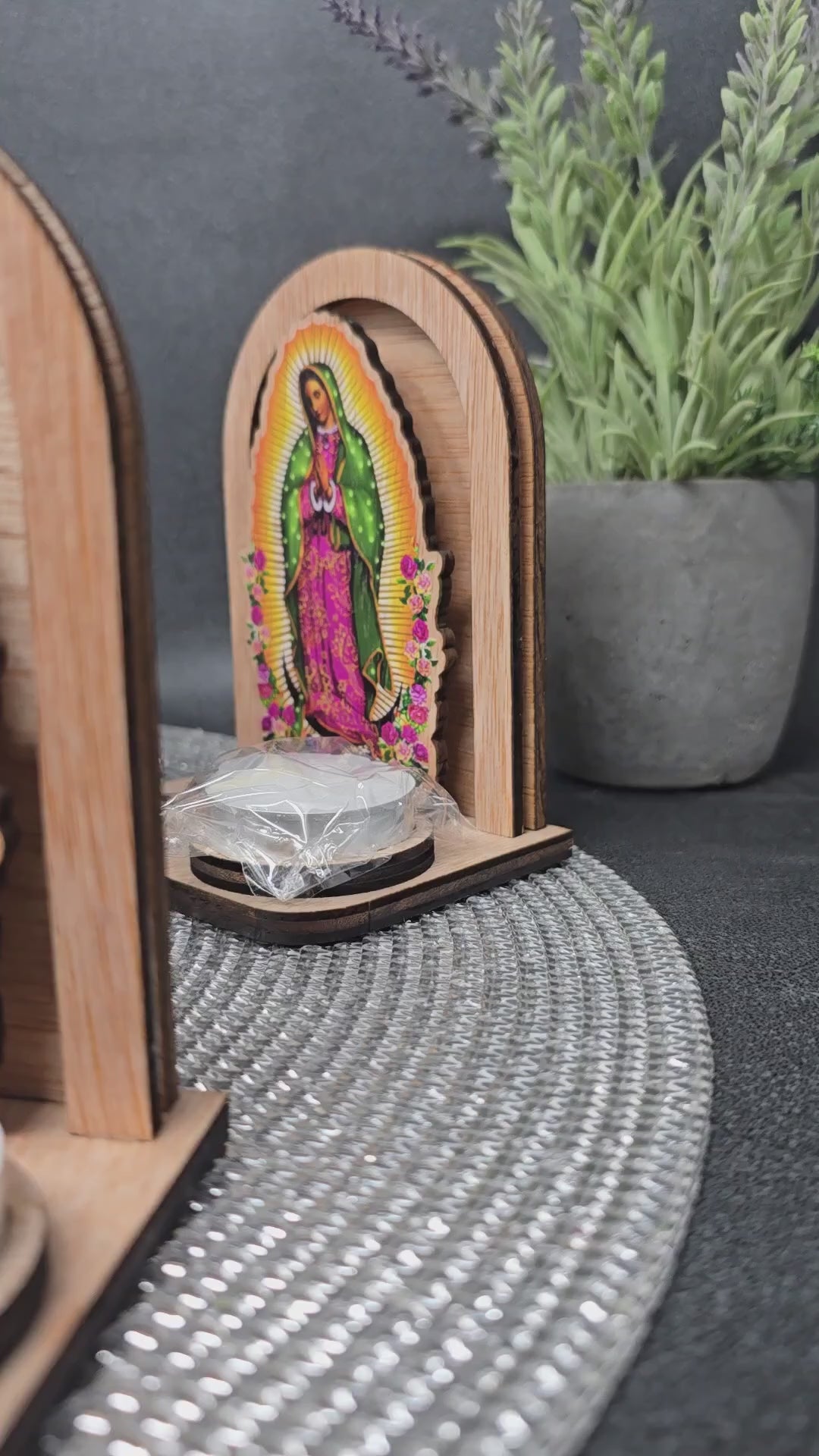 Video del recordatorio portavela de madera con Virgen de Guadalupe y velita de té
